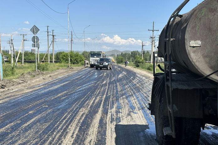 В Усть-Каменогорске идет средний ремонт отрезка дороги на Самарском шоссе